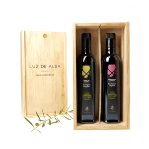 Wooden gift set containing 2 bottles of extra virgin olive oil